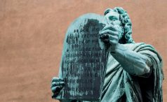 10 Commandments statue